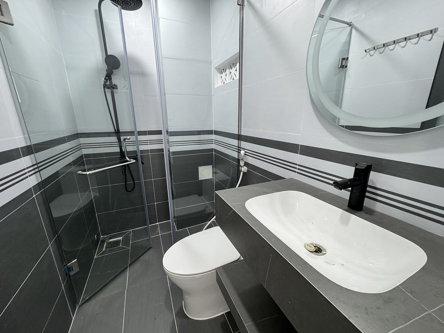 Nhà phố 3 lầu, mới 100% xe hơi đổ cách nhà 10m khu VIP Nguyễn Văn Đậu - Gần Phan Đăng Lưu